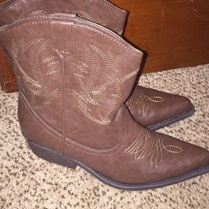 Brand new cowboy boots brown size 8 1/2.